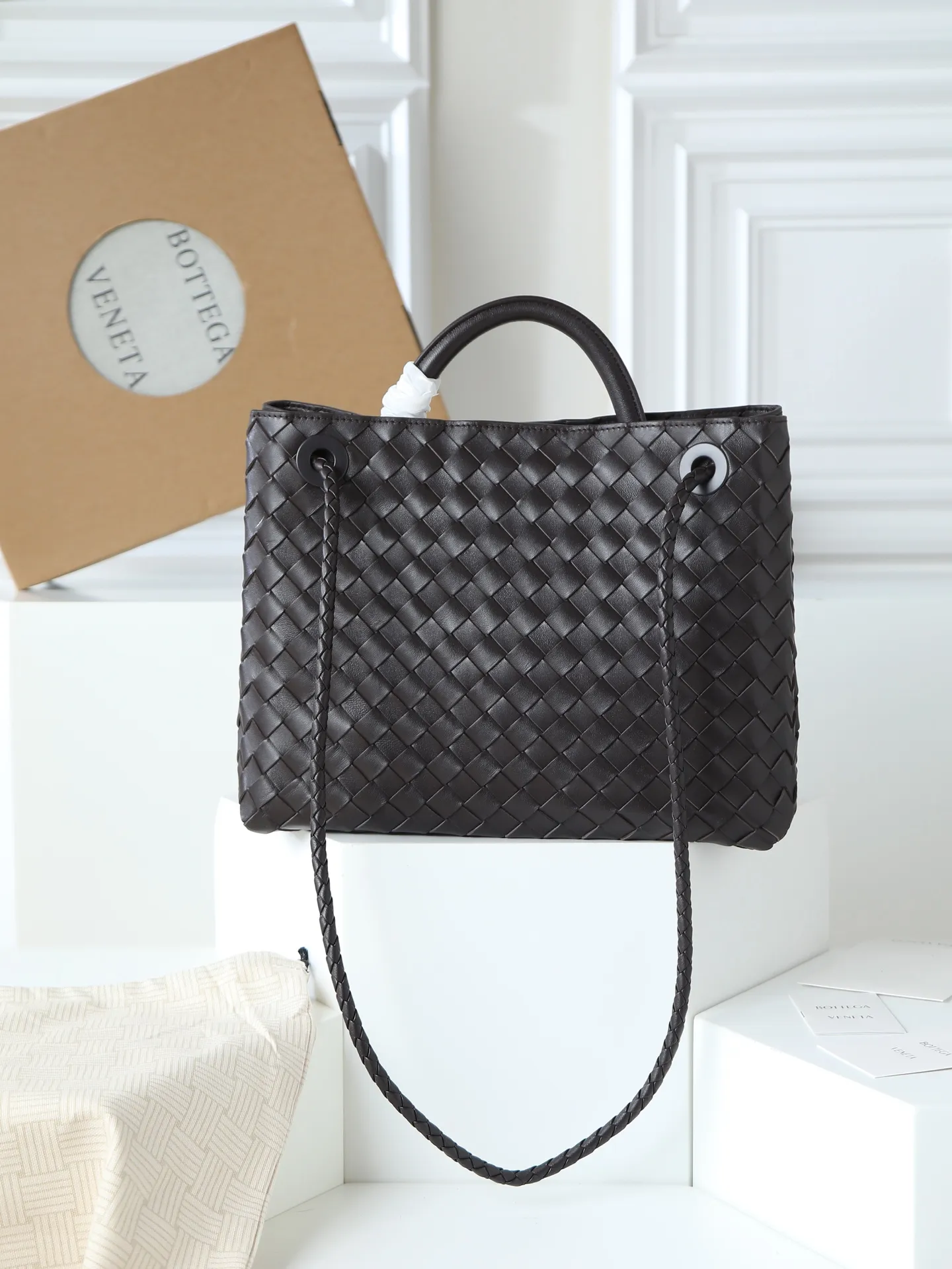 1550. Andiamo is shipping‼ ️Really popular🔥The new Andiamo woven handbag launched by Bottega Veneta this season is really popular all over the world! ! Celebrities at home and abroad have worn it, and Oscar-winning actress Michelle Yeoh has taken it out on the street. Song Jia, Trai Yala, Yu Feihong, Sanji Ayaka, Rosie Hunting-Whiteley, Yoshioka Riho, etc. have all worn this bag. It is classic and versatile and shows off your temperament, and the bag capacity is also large, which is very convenient for daily commuting! ! A variety of carrying methods, the shoulder straps can be adjusted by yourself, the original lambskin feels soft and delicate, and the unisex style breaks gender boundaries and brings a more practical and longer-lasting use experience. Andiamo, which has both elegant and casual styles, perfectly interprets the true appearance of "fashionable old money style". Style number: 766016 Size: 32*24*12